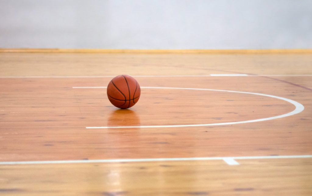 ballon de basket sur un terrain de basket vide