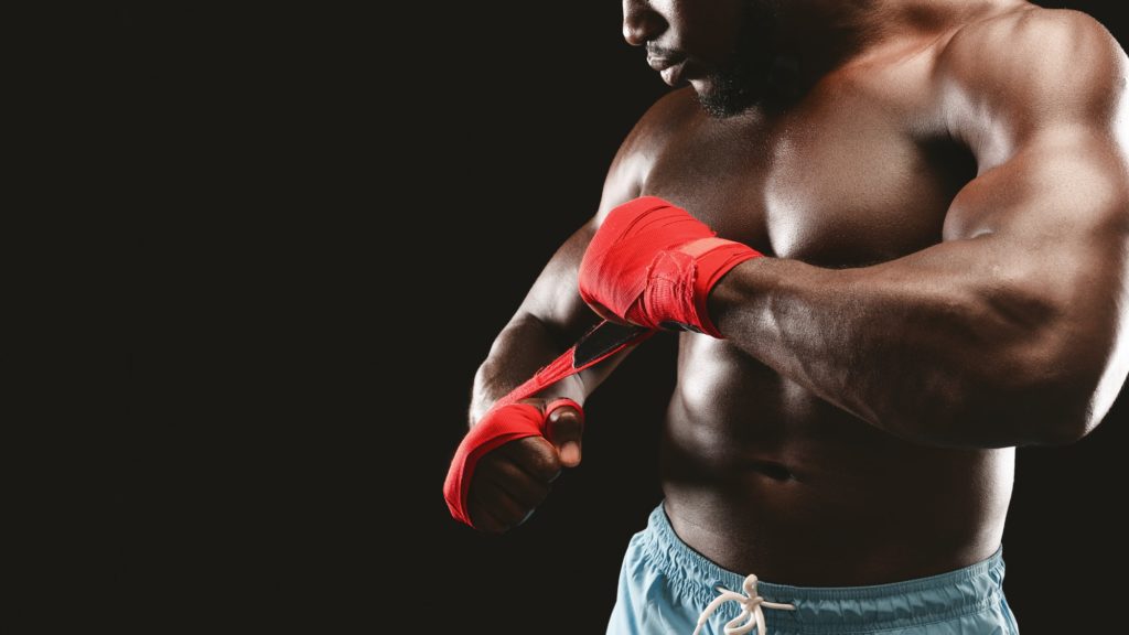boxeur confiant sur fond boir