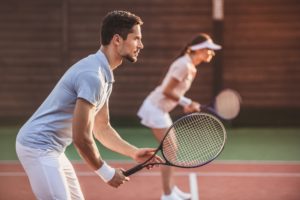 Comment gérer ses émotions concept. Homme et femme jouant au tennis