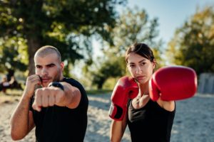 concept comment rester motivé. un boxeur et une boxeuse dans un parc