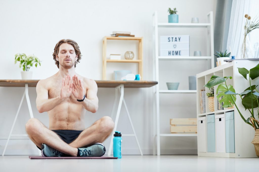 homme assis en tailleur fais des exercices de respiration pour évacuer son stress