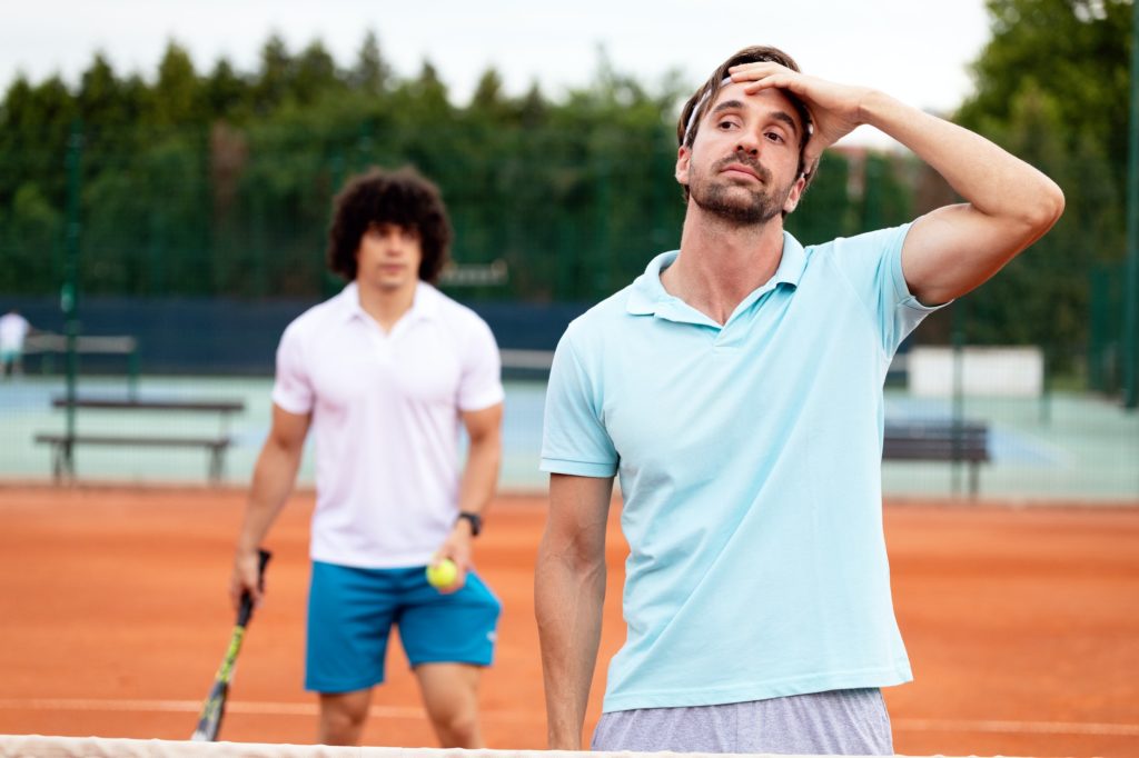 joueur de tennis déçu retiens ses émotions
