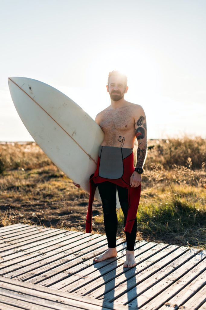 surfeur tatoué au en bord de mer