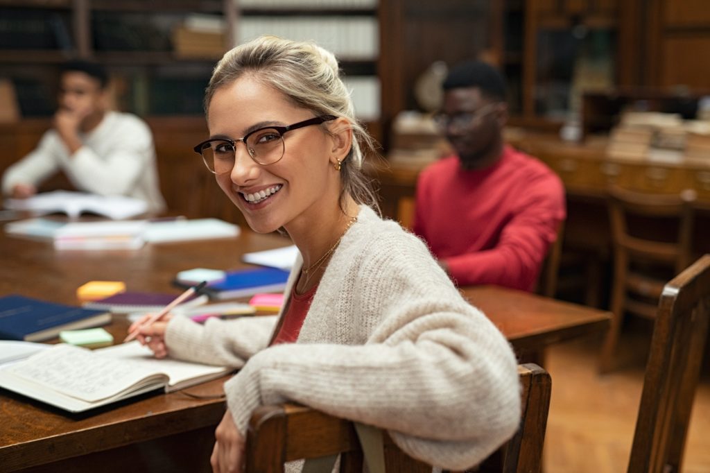 jeune étudiante en train de réviser ses cours