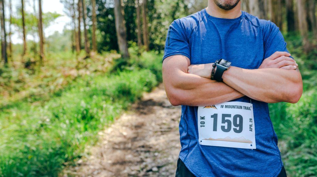 coureur croise les bras. il est fort mentalement