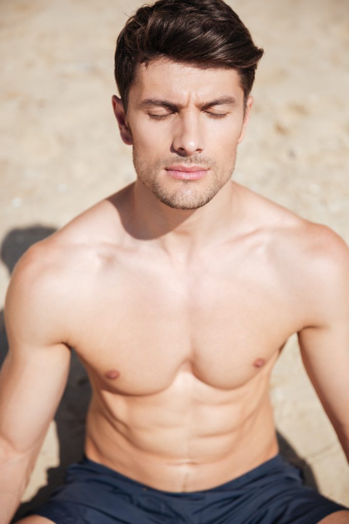 homme musclé ferme les yeux pour visualiser ses objectifs