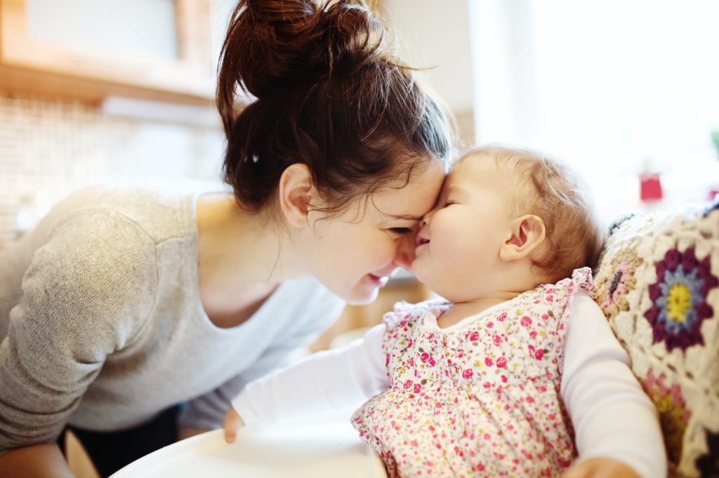 mère s'occupe de sa fille
