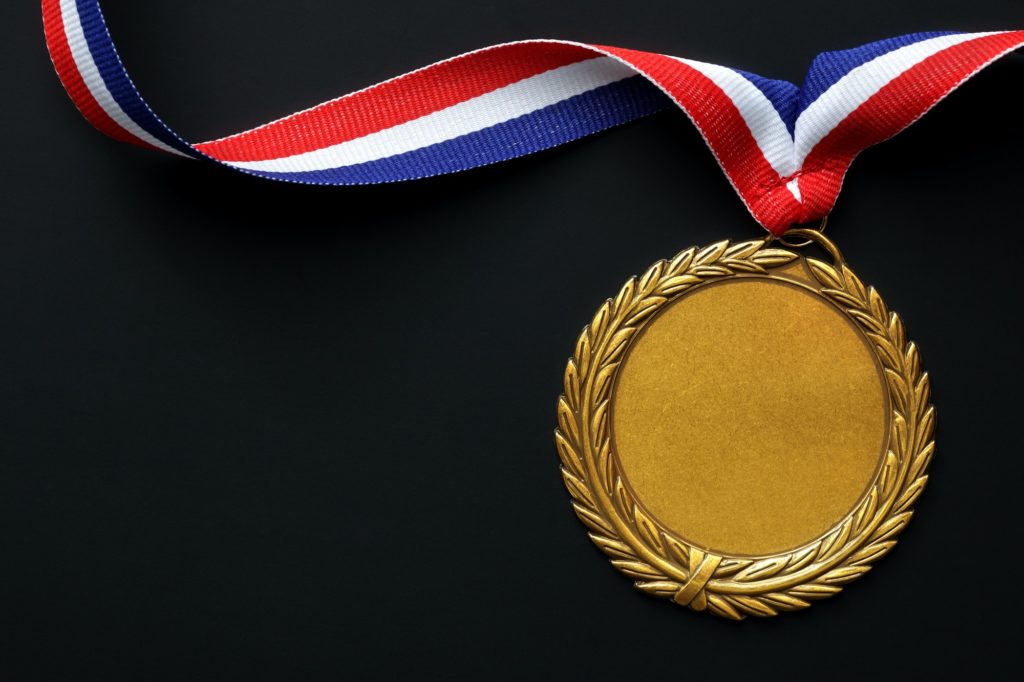 médaille d'or olympique sur fond noir
