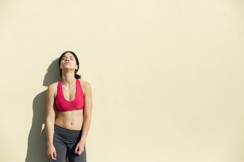 sportive lâche prise et se détendadossée contre un mur