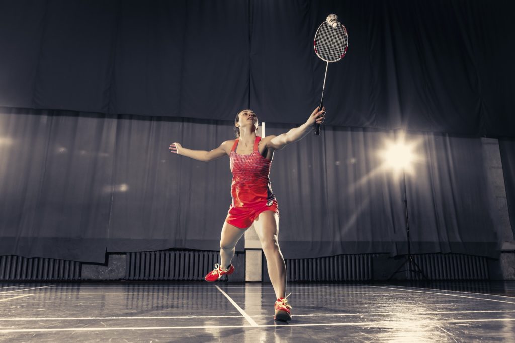 joueuse de badminton sur le terrain