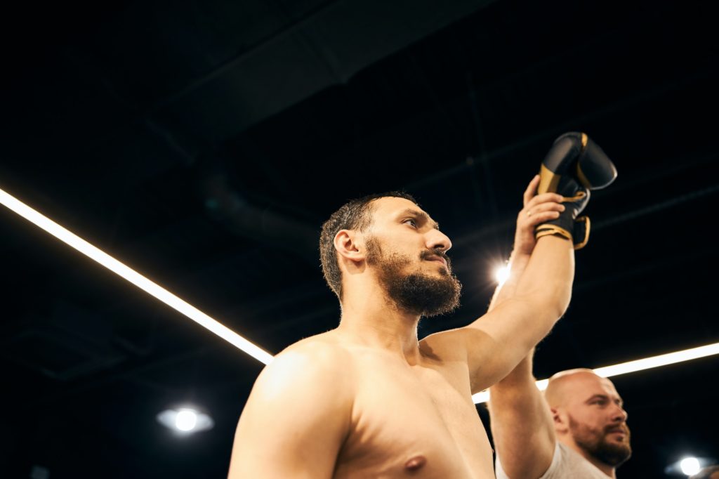 boxeur sur le ring célèbre sa victoire