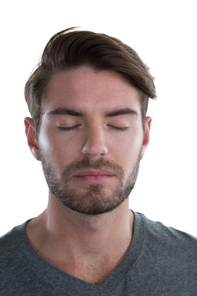 homme blond ferme les yeux pour se faire une image mentale