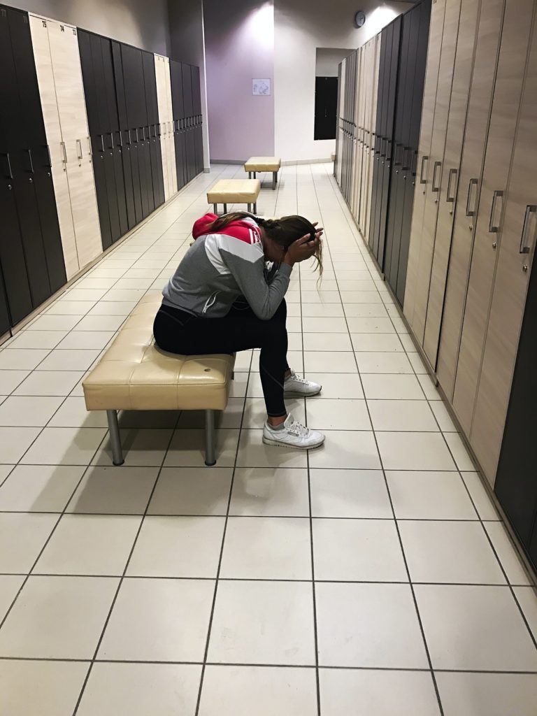 athlète stressée pleure dans les vestiaires