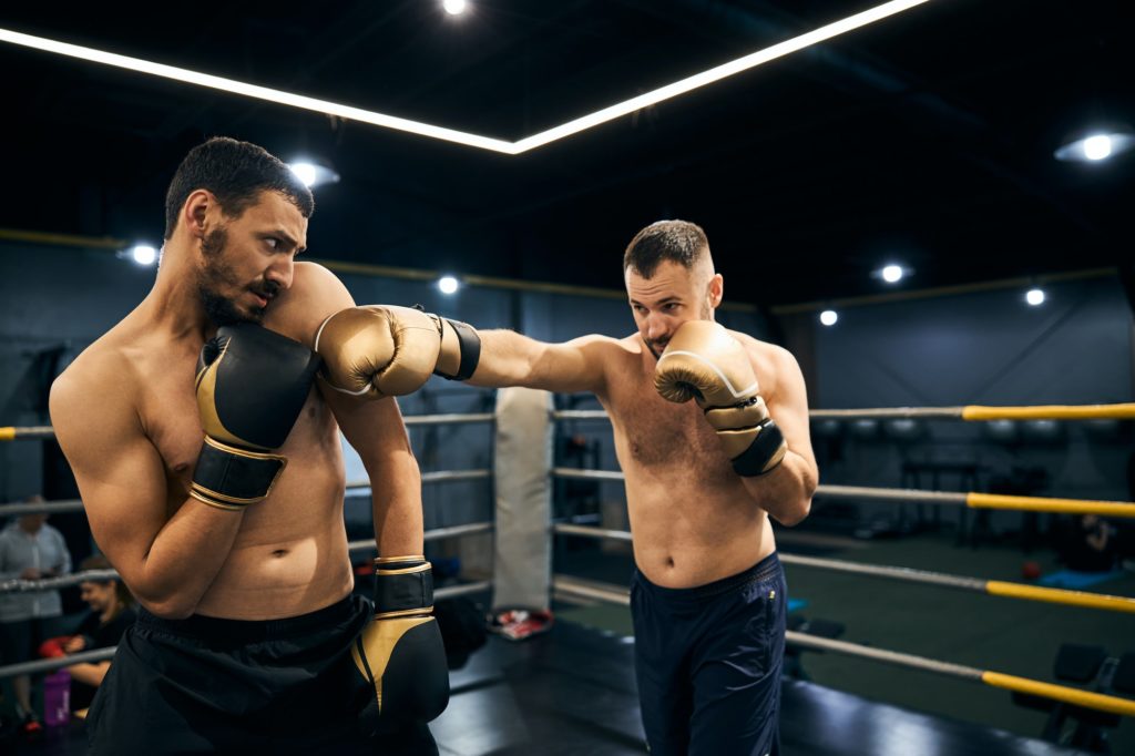 boxeur apeuré et stressé sur le ring