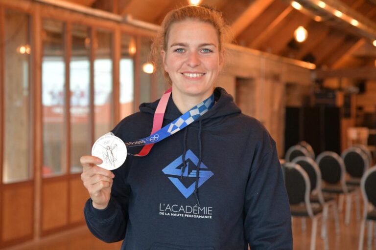 Laura Tarantola avec sa médaille olympique et le pull de l'Académie de la Haute Performance