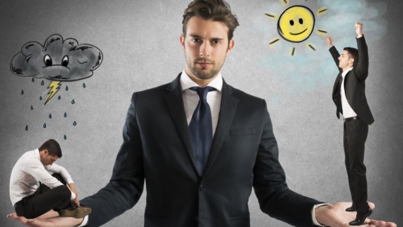 Un homme avec une pensée positive et une pensée négative
