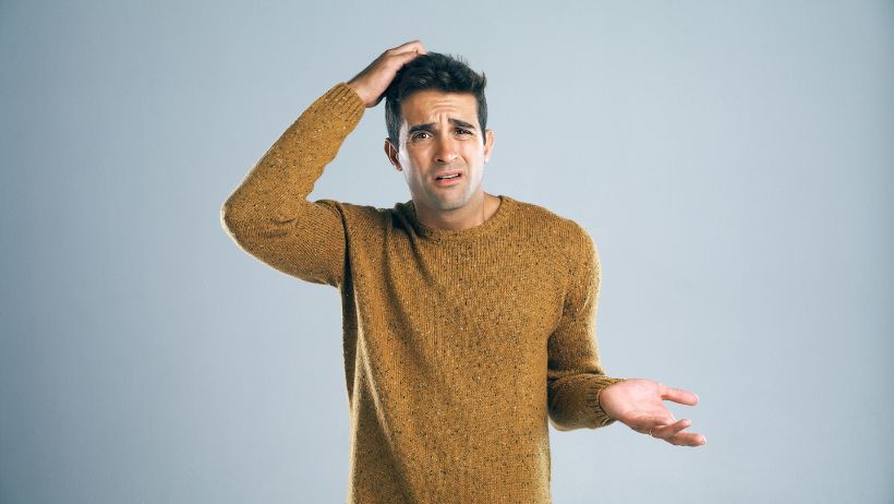Un homme qui se demande comment améliorer sa concentration