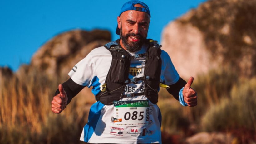 Un sportif souriant et en confiance qui prend du plaisir dans son sport
