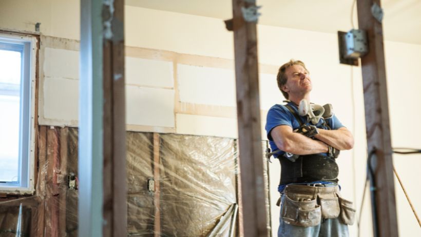 Un propriétaire de magasin qui rénove son local