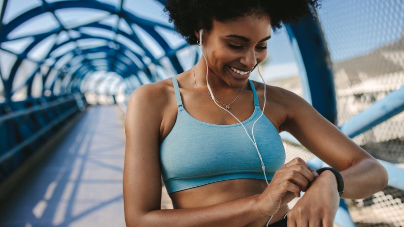 Une sportive performante qui verifie le temps qu'elle a fait