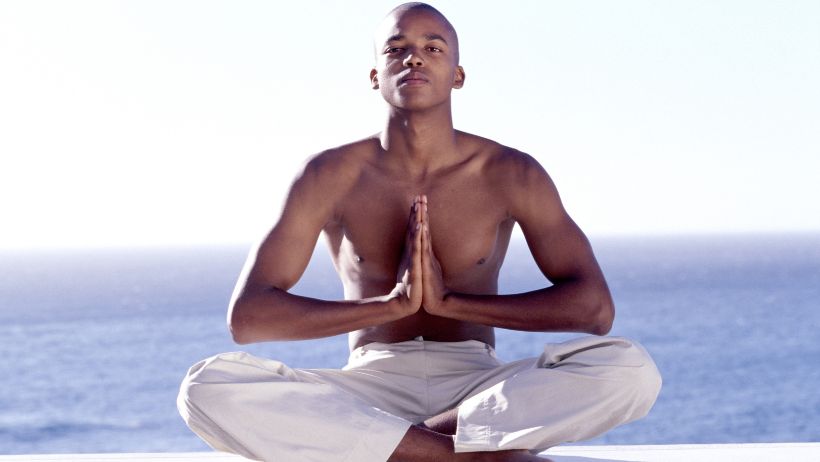 Un homme qui pratique la méditation pour être plus performant en sport