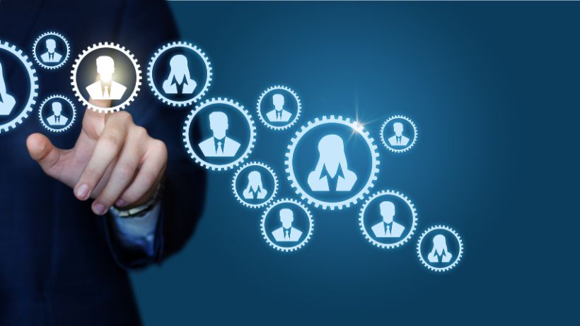 Un manager en train de choisir la bonne personne pour un poste