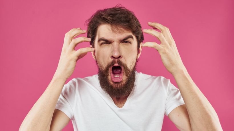 Un homme qui se fâche facilement à cause d'un burn-out