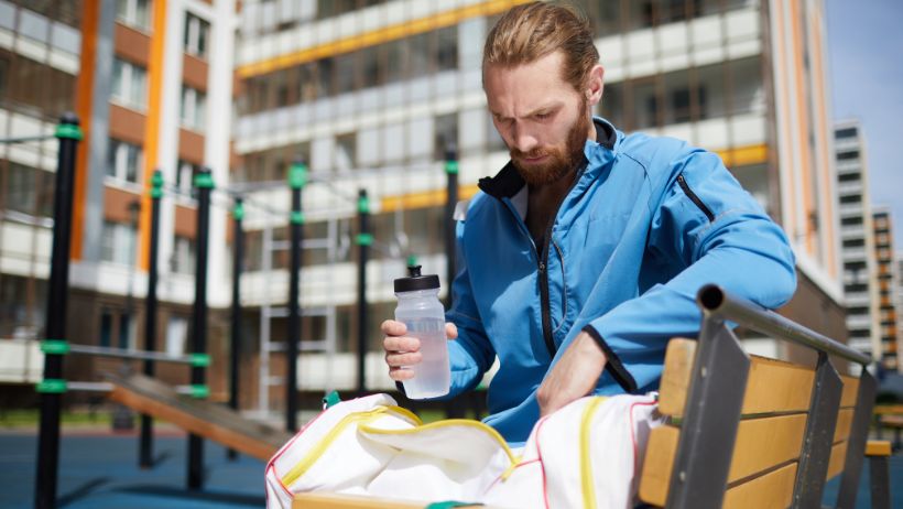Un sportif qui évite la fatigue en sport en écoutant son corps