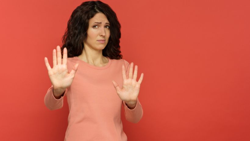 Une femme qui évite le burn-out en se fixant des limites