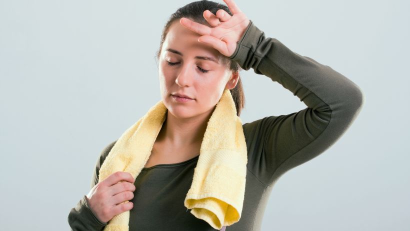 Une femme sportive fatiguée mentalement 