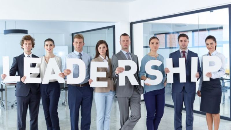 Des professionnels confiants faisant preuve de leadership