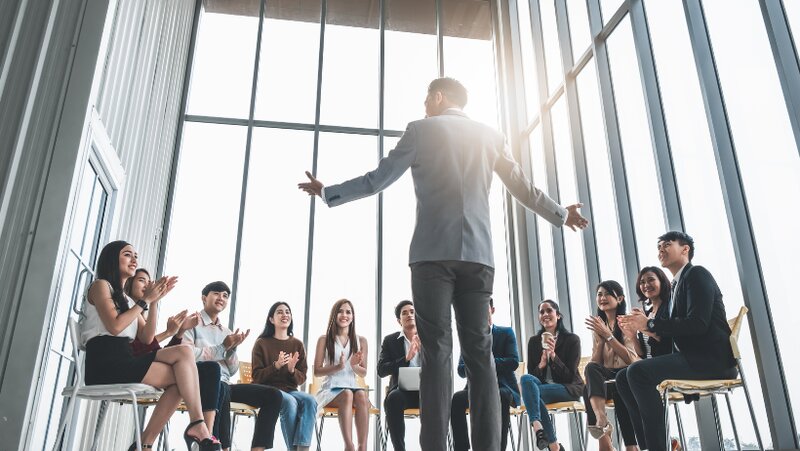 Un homme authentique en plein discours de motivation