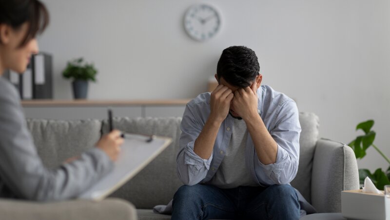 Un homme qui reconnaît être en  fatigue émotionnelle