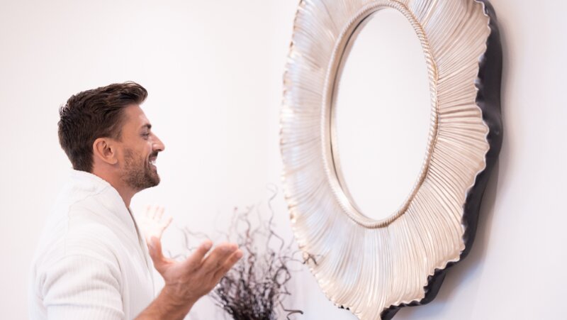 Un homme qui s'entraine à faire un discours devant son miroir