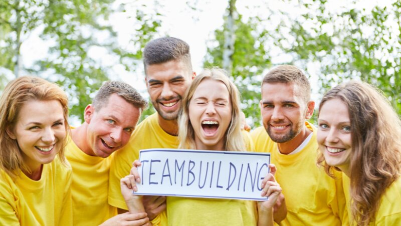 Un manager qui organise un team bulding pour apprendre à connaître son équipe