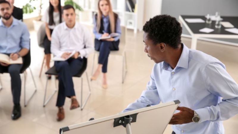 Un professionnel de la PNL qui forme des étudiants