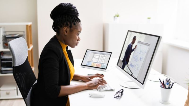 Une coachée qui regarde des vidéos de formation en ligne