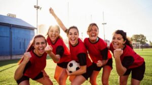 Une équipe de foot féminine avec un bon esprit compétitif après un discours de motivation