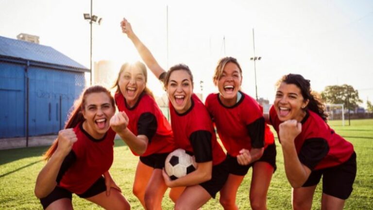Une équipe de foot féminine avec un bon esprit compétitif après un discours de motivation