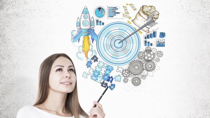 Une femme en confiance qui a atteint ses objectifs personnels et professionnels