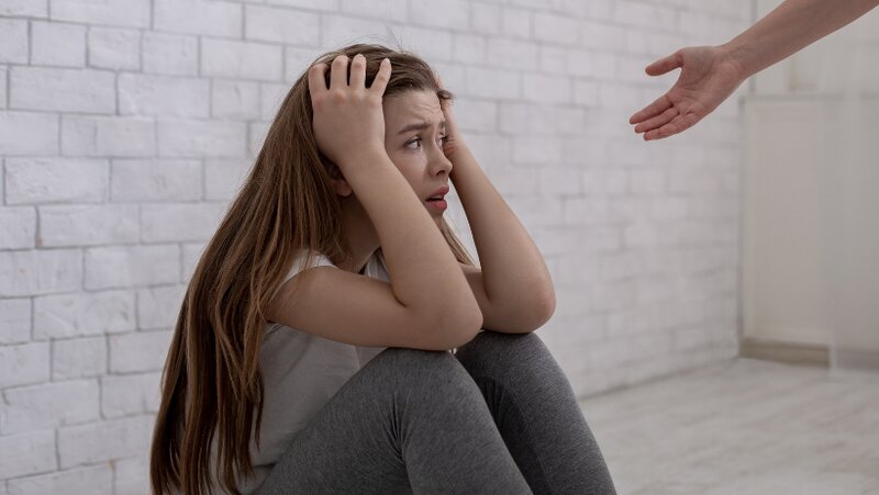 Une femme en fatigue émotionnelle qui souffre de troubles psychologiques