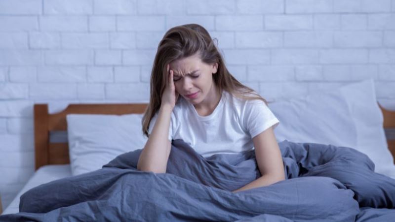 Une femme pas motivée à cause d'une fatigue mentale