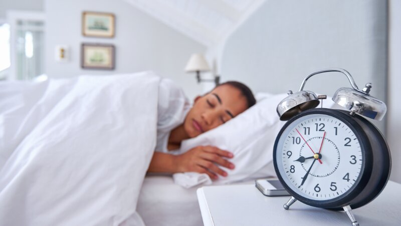 Une femme qui récupère de la fatigue dormant avant 22h