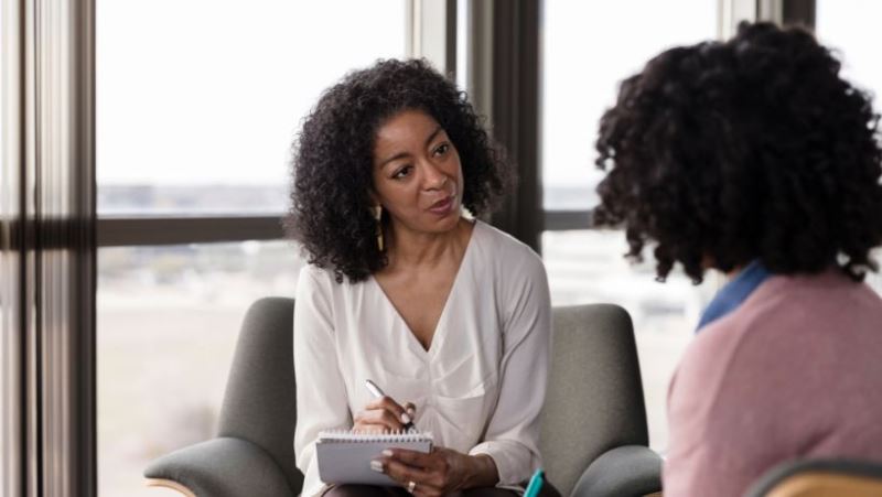 Une femme qui vient voir une spécialiste de la motivation