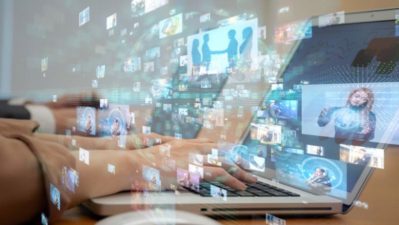 Une personne à la recherche de plusieurs coachs mentaux en confiance en soi sur internet