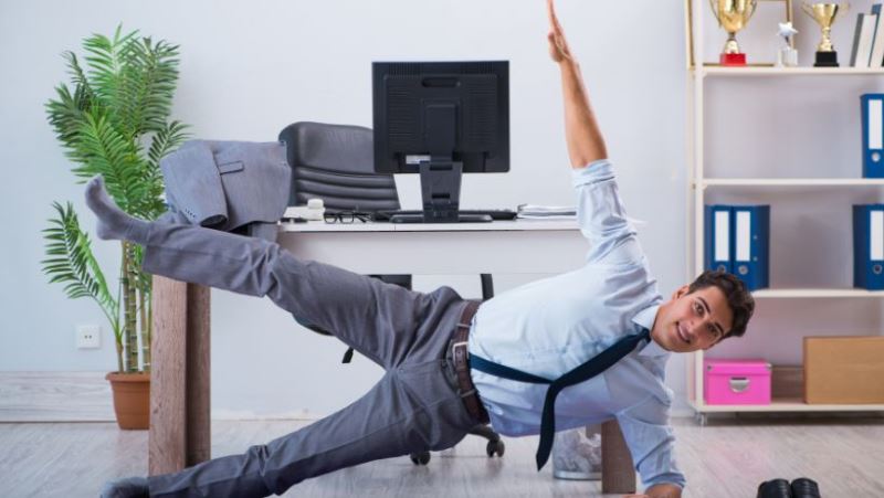 Une personne qui a la motivation de faire du sport au travail