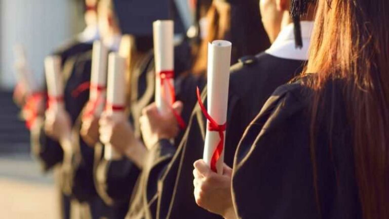 Des étudiants avec leur diplôme de préparateur mental