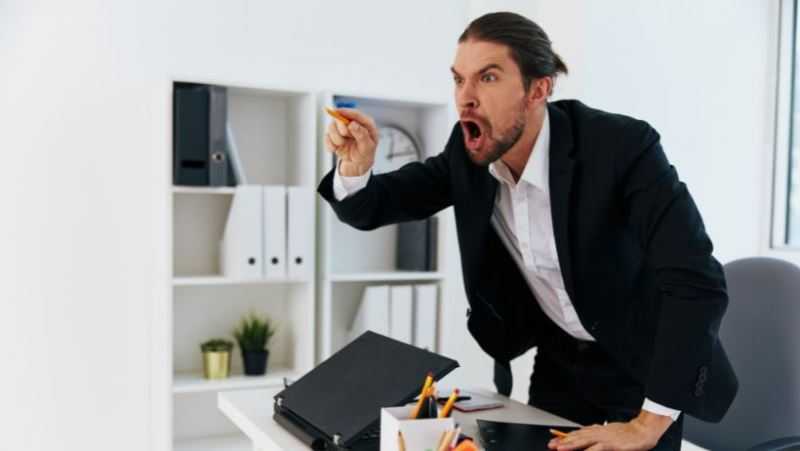 Un homme qui a du mal à gérer sa colère