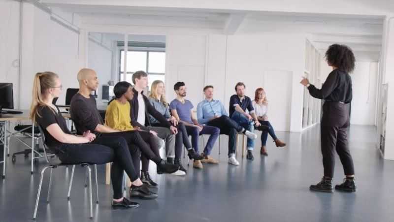 Un préparateur mental qui offre une séance de groupe gratuite
