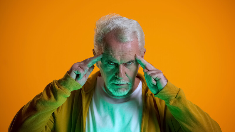 Un homme en plein exercice d'autohypnose